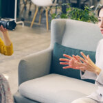 取材を受ける女性　インタビュー