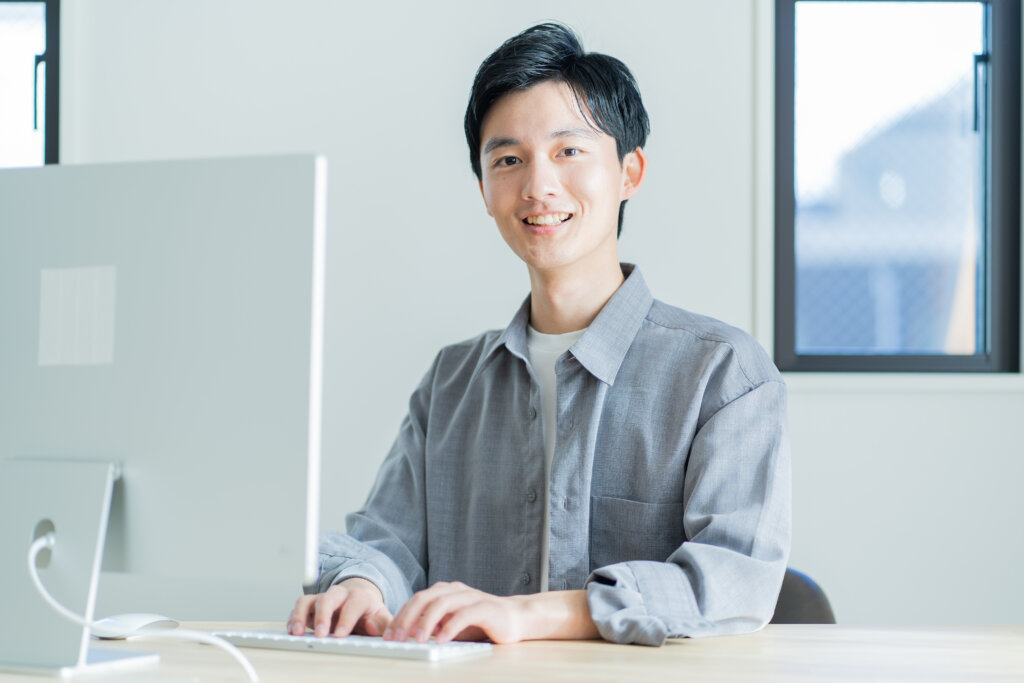 パソコン作業をする若い日本人男性