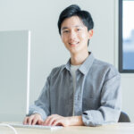 パソコン作業をする若い日本人男性