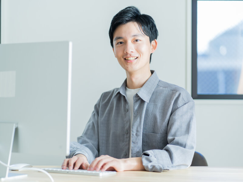 パソコン作業をする若い日本人男性